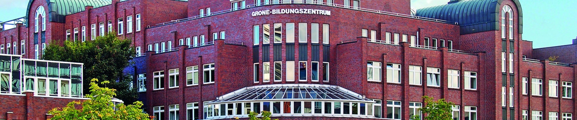 Vorder Ansicht auf das Haus Nummer 1.