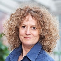 Es ist ein Foto von Frau Berke. Sie ist eine Frau mitblonden Haaren und braunen Augen.